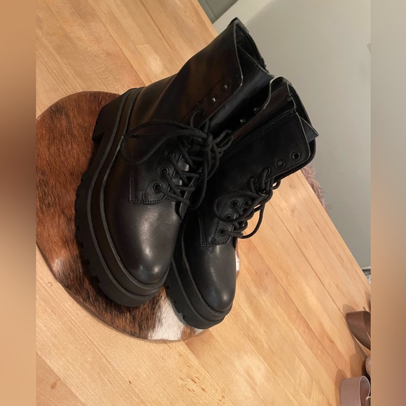 Steve Madden brand new combat style boot. Size 7 - Picture 3 of 5